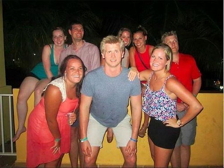 squat-photobomb-fail-58b8d21d5f9b58af5c8e4cbb